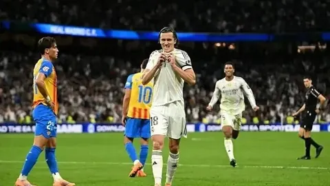 祥云映照莲花球场，媒体争相记录吉祥时刻